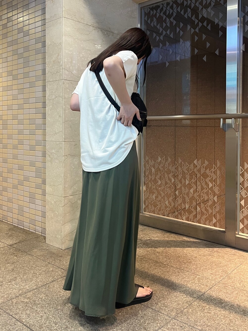 「きれいめカジュアル、キャップ、夏だ！Tシャツ着よう！、夏コーデ、休日スタイル、夏ファッション、シンプルスタイル、サンダル、スカート、ボディバッグ、初夏コーデ、アウトドアスタイル、フェススタイル、高身長コーデ、2023ss」｜「DouDouのトングサンダル（サンダル、ブラック系）」を使った、mikuさん（レディース・165cm）の夏コーディネートの4枚目の写真