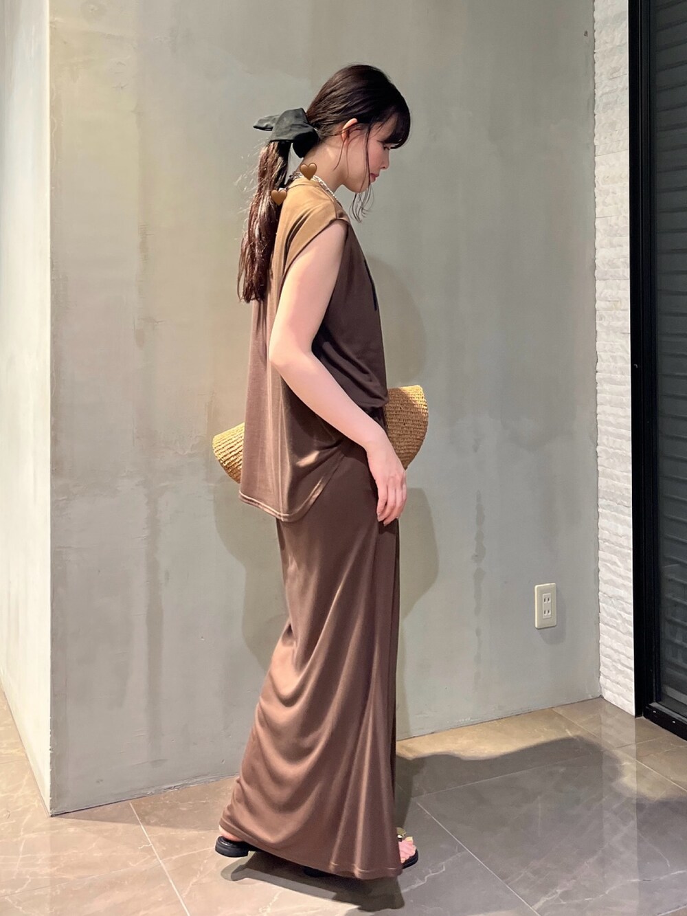 ブラウン系のスカート、ブラウン系のTシャツ/カットソーを着用したレディースの春コーディネートの3枚目の写真