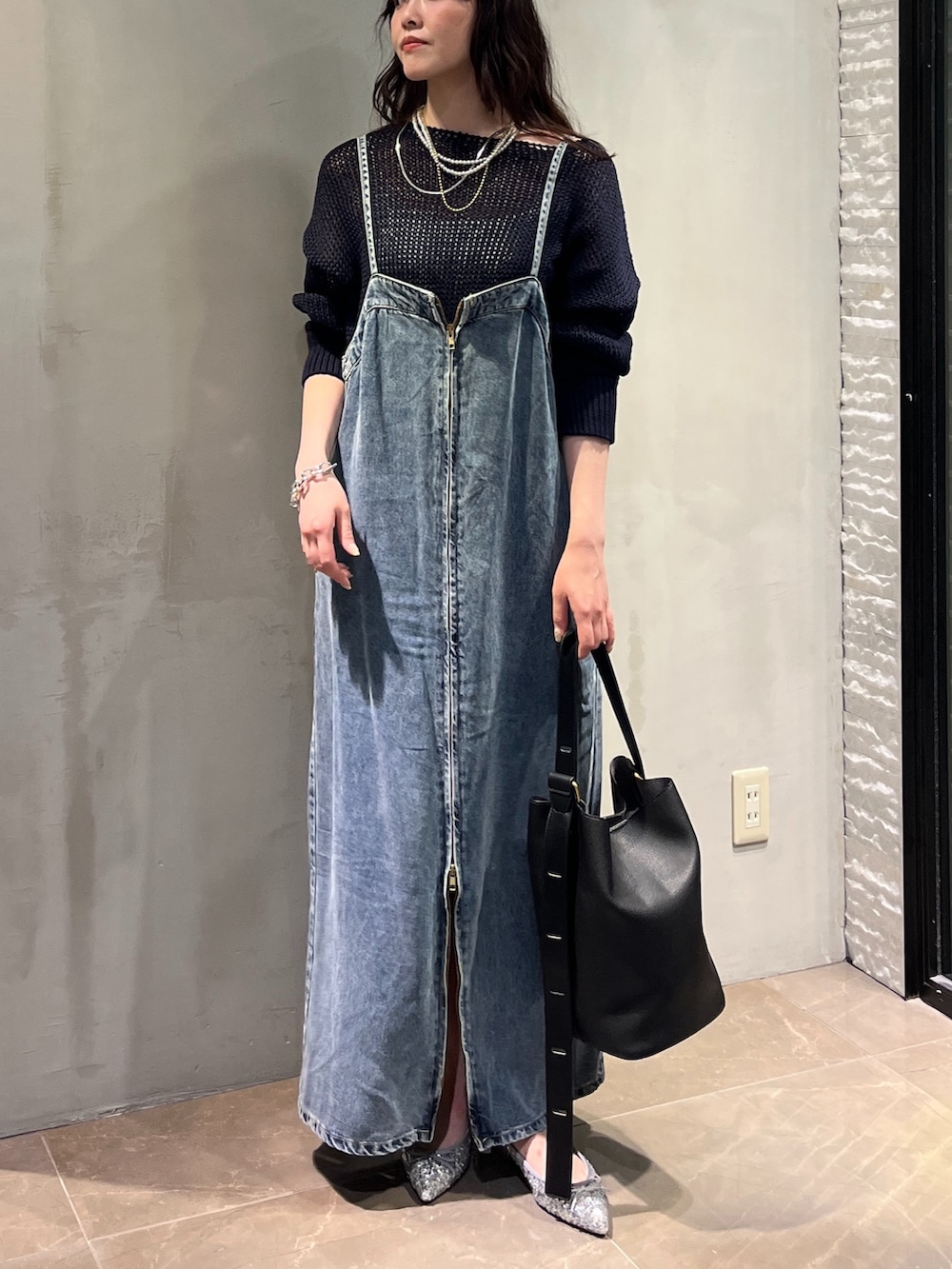 「春コーデ、春服コーデ、春、大人コーデ、おしゃれさんと繋がりたい、オトナカジュアル、着回しコーデ、ジャンスカ、デニム、骨格ストレート、DouDou、大人カジュアル、シンプルコーデ、シンプル、春ニット」｜「DouDouのスパンコールポインテッドバレエ（バレエシューズ、シルバー系）」を使った、mikuさん（レディース・165cm）の春コーディネートの3枚目の写真