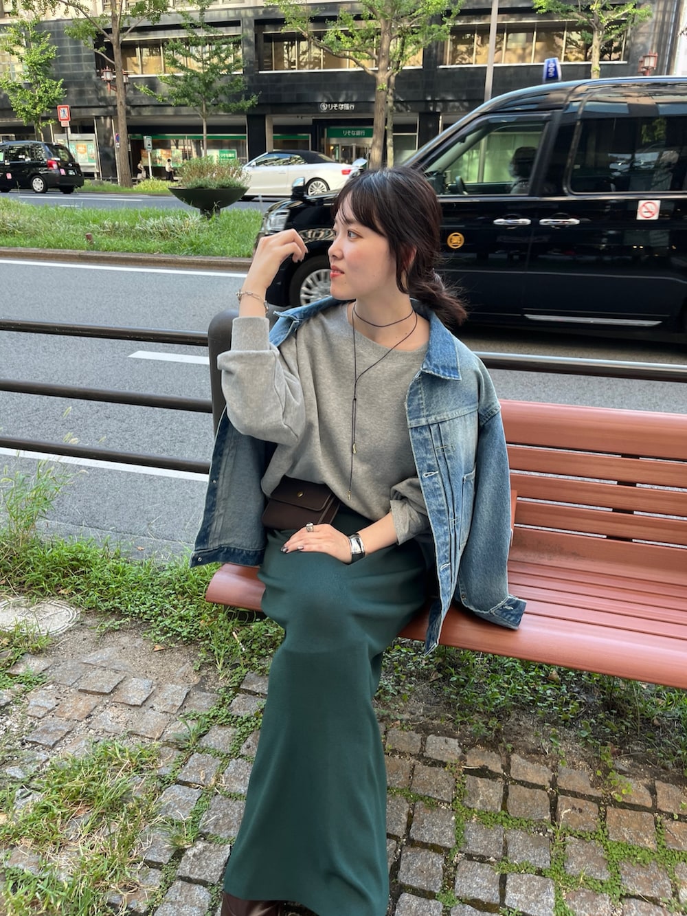 ブルー系のその他アウター、ブラウン系のショルダーバッグ、グリーン系のスカートを着用したレディースの秋コーディネートの7枚目の写真