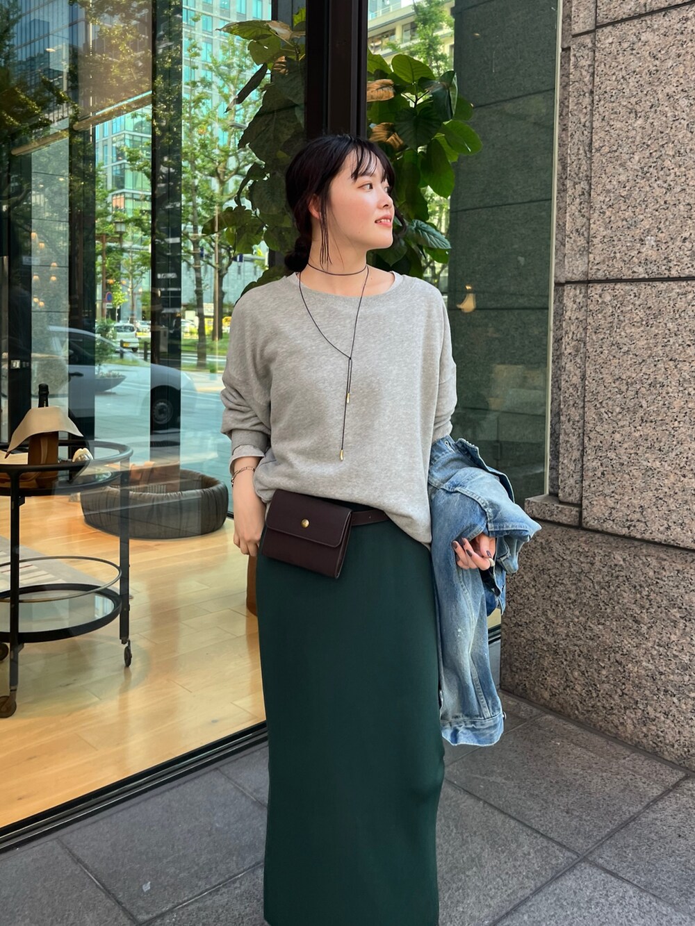 ブルー系のその他アウター、ブラウン系のショルダーバッグ、グリーン系のスカートを着用したレディースの秋コーディネートの3枚目の写真