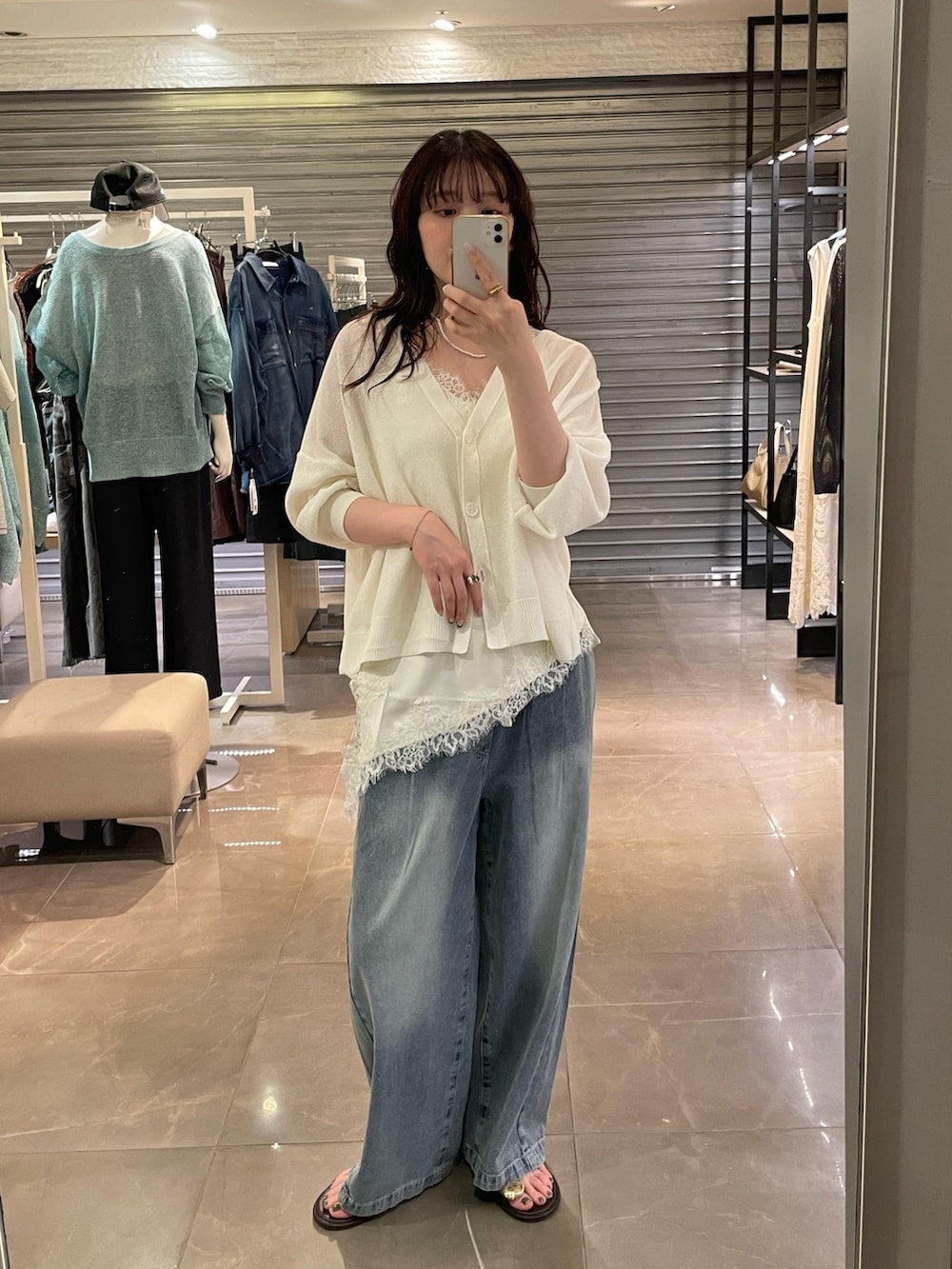 ブルー系のデニムパンツ、ホワイト系のシャツ/ブラウス、ホワイト系のカーディガン/ボレロを着用したレディースの春コーディネートの2枚目の写真