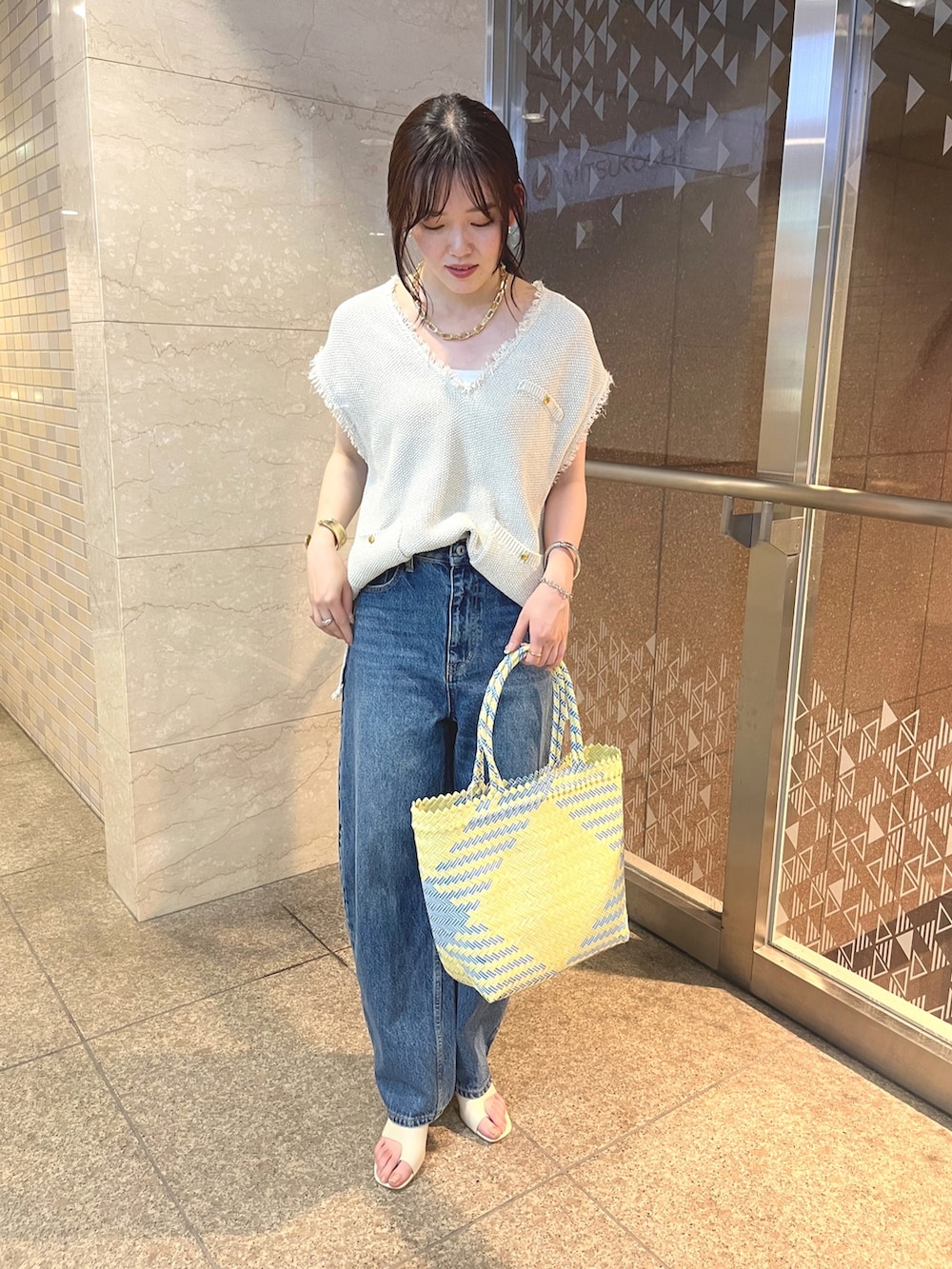「夏コーデ、大人カジュアル、お出かけコーデ、今日のコーデ、楽チンコーデ、ゆるコーデ、着回しコーデ、大人女子、きれいめカジュアル、DouDou、ドゥドゥ(DouDou)、2023ss、高身長女子、ベスト、デニム」｜「DouDouの【atelier brugge／アトリエブルージュ】マルシェバッグ（かごバッグ、イエロー系）」を使った、mikuさん（レディース・165cm）の夏コーディネートの2枚目の写真