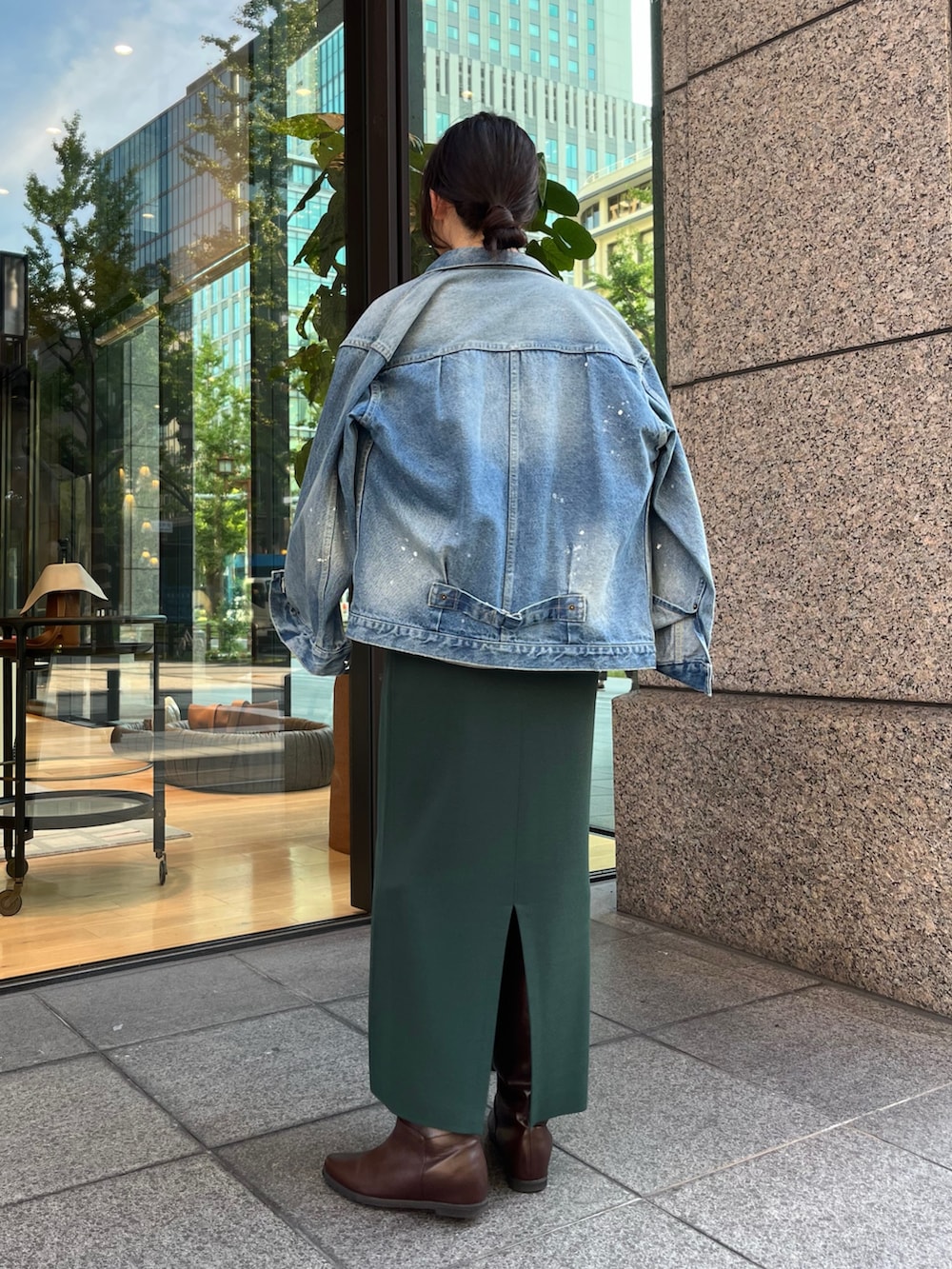 ブルー系のその他アウター、ブラウン系のショルダーバッグ、グリーン系のスカートを着用したレディースの秋コーディネートの6枚目の写真