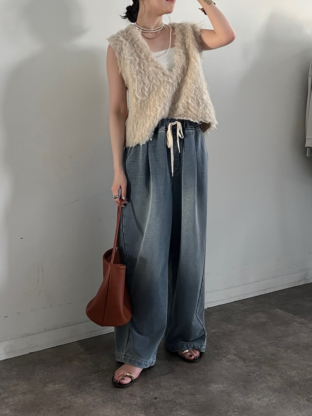 「ブラウン、秋服準備はじめました、休日スタイル、デニム、シンプルコーデ、お出かけコーデ、秋服、秋のコーデ、ベスト、今日のコーデ、大人カジュアル、オトナカジュアル、シンプル、きれいめカジュアル、DouDou」｜「DouDouのデニムワイドイージーパンツ（デニムパンツ、ブルー系）」を使った、mikuさん（レディース・165cm）の夏コーディネートの2枚目の写真