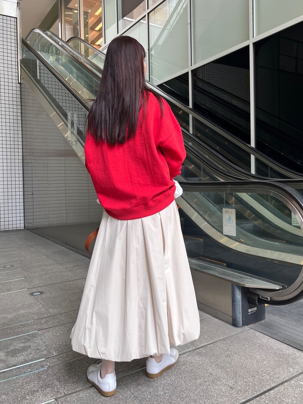 レッド系のスウェット、ホワイト系のTシャツ/カットソー、ホワイト系のスニーカーを着用したレディースの春コーディネートの4枚目の写真