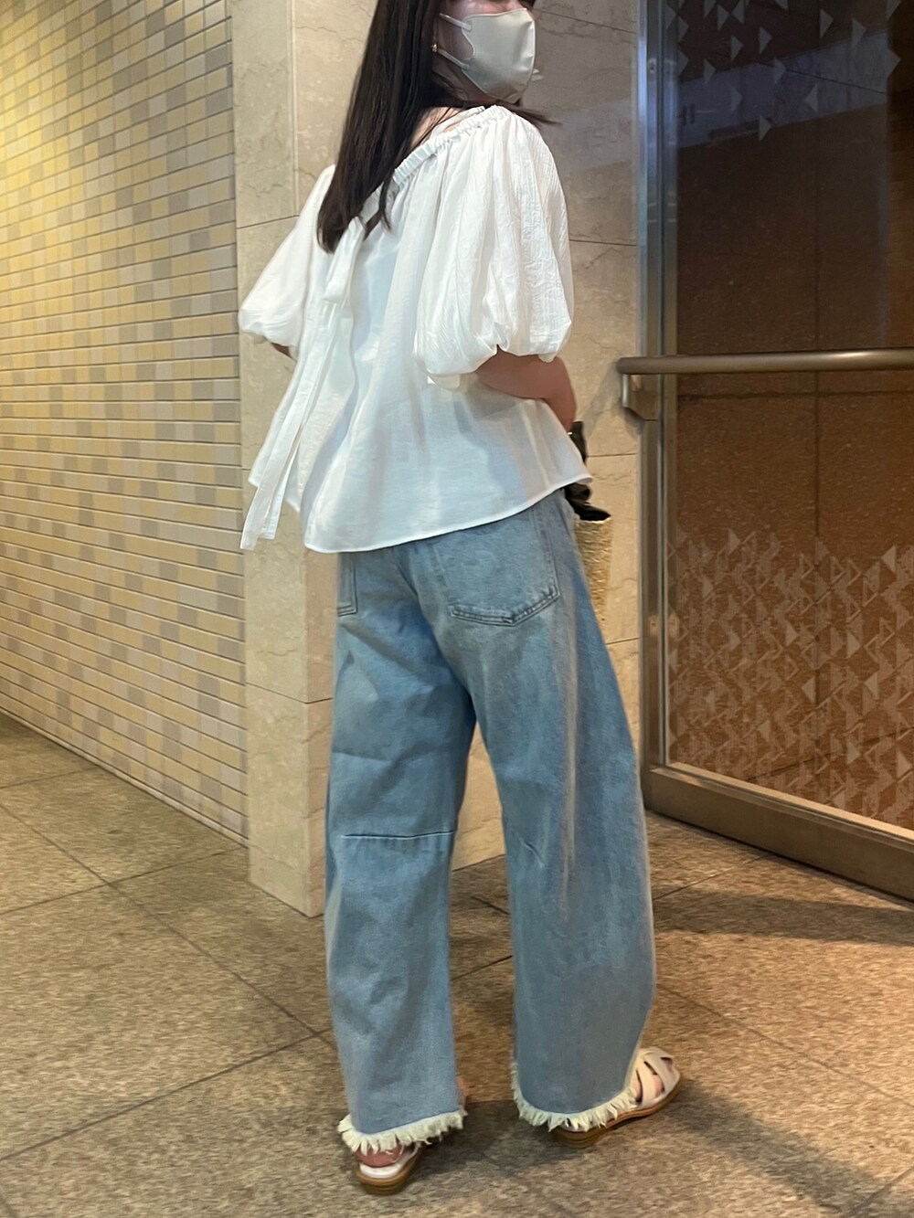 ホワイト系のシャツ/ブラウス、ブルー系のデニムパンツ、ベージュ系のショルダーバッグを着用したレディースの春コーディネートの6枚目の写真