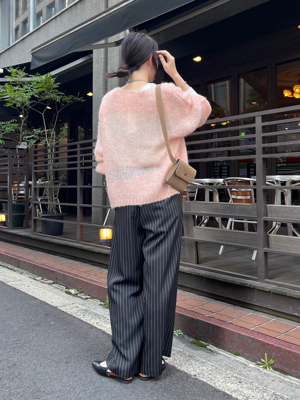 ピンク系のニット/セーター、ベージュ系のショルダーバッグ、ブルー系のその他パンツを着用したレディースの秋コーディネートの4枚目の写真