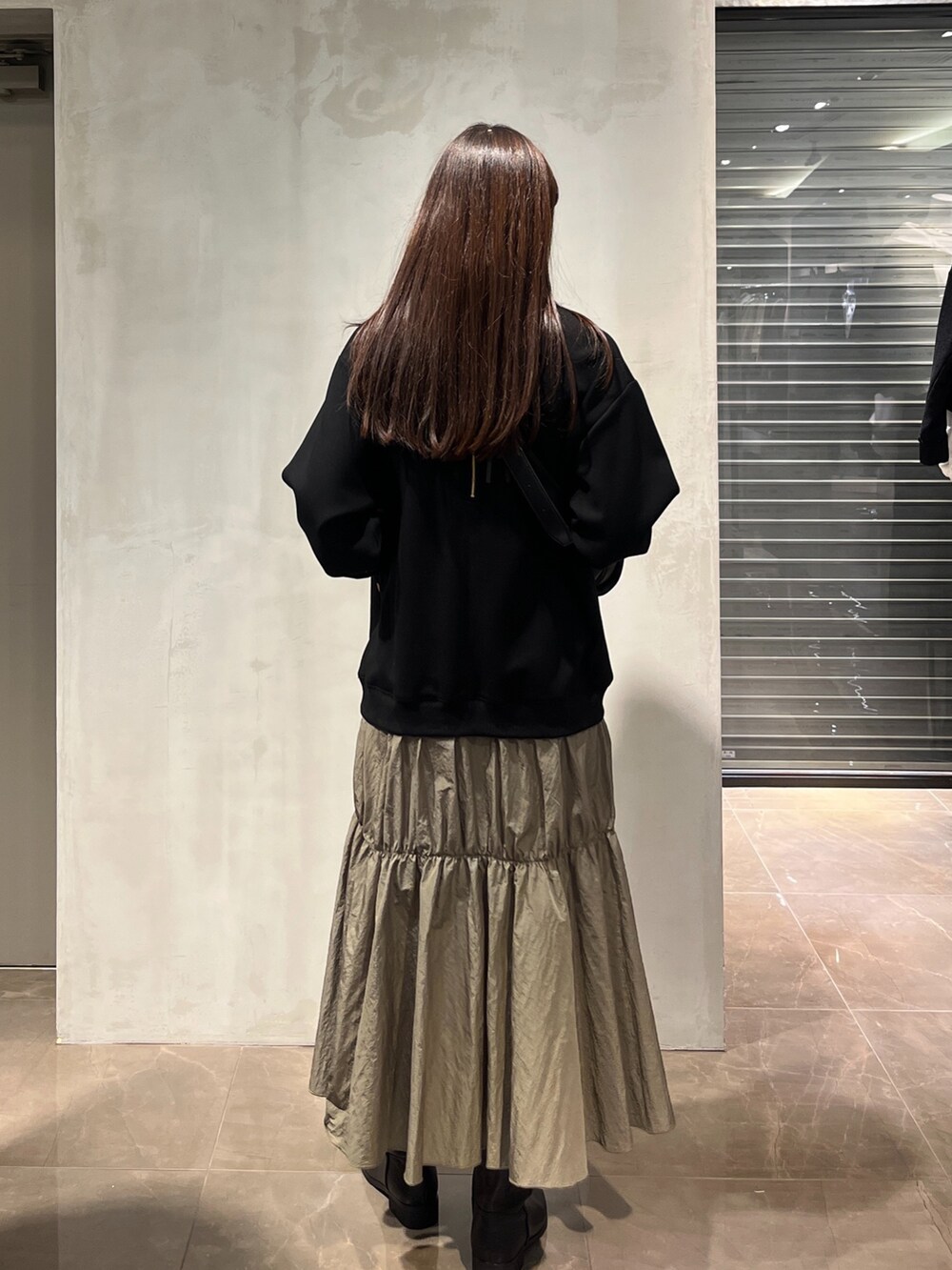 ブラック系のショルダーバッグ、ブルー系のシャツ/ブラウス、ブラック系のワンピースを着用したレディースの冬コーディネートの3枚目の写真