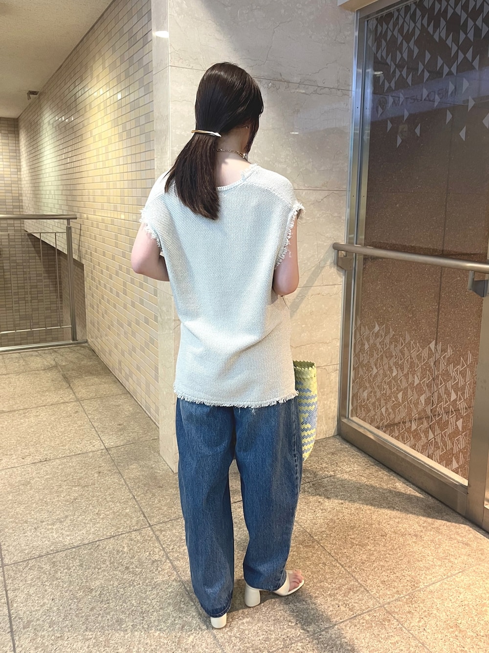「夏コーデ、大人カジュアル、お出かけコーデ、今日のコーデ、楽チンコーデ、ゆるコーデ、着回しコーデ、大人女子、きれいめカジュアル、DouDou、ドゥドゥ(DouDou)、2023ss、高身長女子、ベスト、デニム」｜「DouDouの【atelier brugge／アトリエブルージュ】マルシェバッグ（かごバッグ、イエロー系）」を使った、mikuさん（レディース・165cm）の夏コーディネートの3枚目の写真