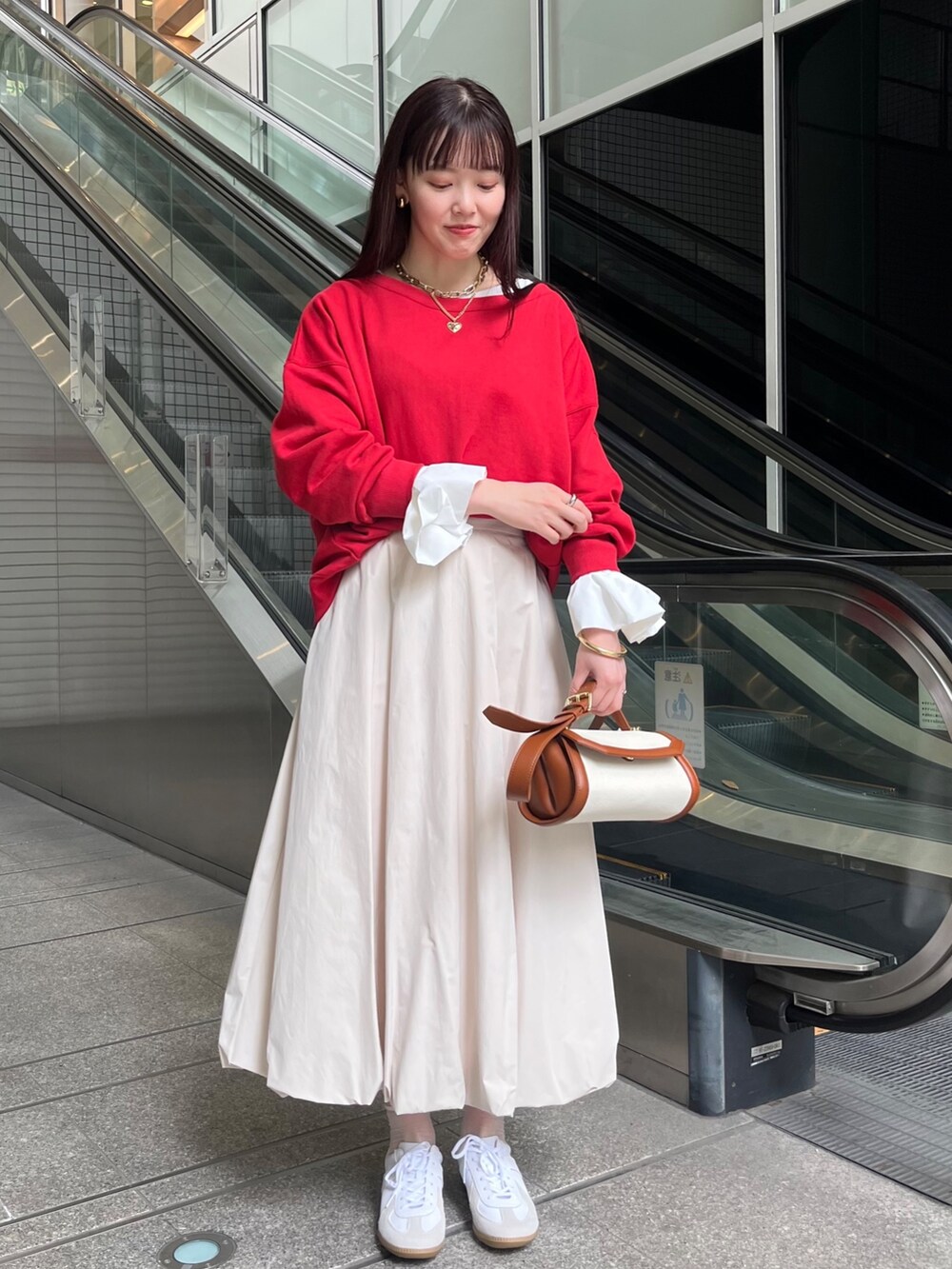 レッド系のスウェット、ホワイト系のTシャツ/カットソー、ホワイト系のスニーカーを着用したレディースの春コーディネートの5枚目の写真