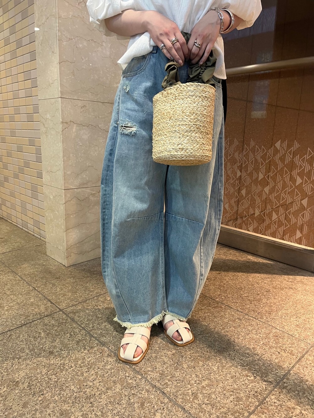 ホワイト系のシャツ/ブラウス、ブルー系のデニムパンツ、ベージュ系のショルダーバッグを着用したレディースの春コーディネートの4枚目の写真