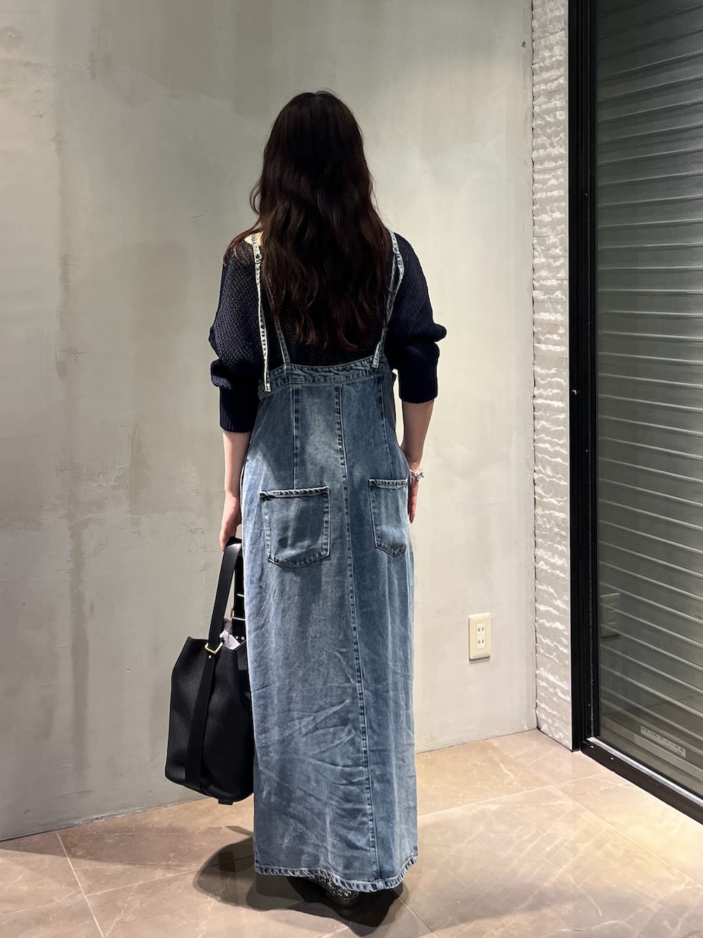 「春コーデ、春服コーデ、春、大人コーデ、おしゃれさんと繋がりたい、オトナカジュアル、着回しコーデ、ジャンスカ、デニム、骨格ストレート、DouDou、大人カジュアル、シンプルコーデ、シンプル、春ニット」｜「DouDouのスパンコールポインテッドバレエ（バレエシューズ、シルバー系）」を使った、mikuさん（レディース・165cm）の春コーディネートの4枚目の写真