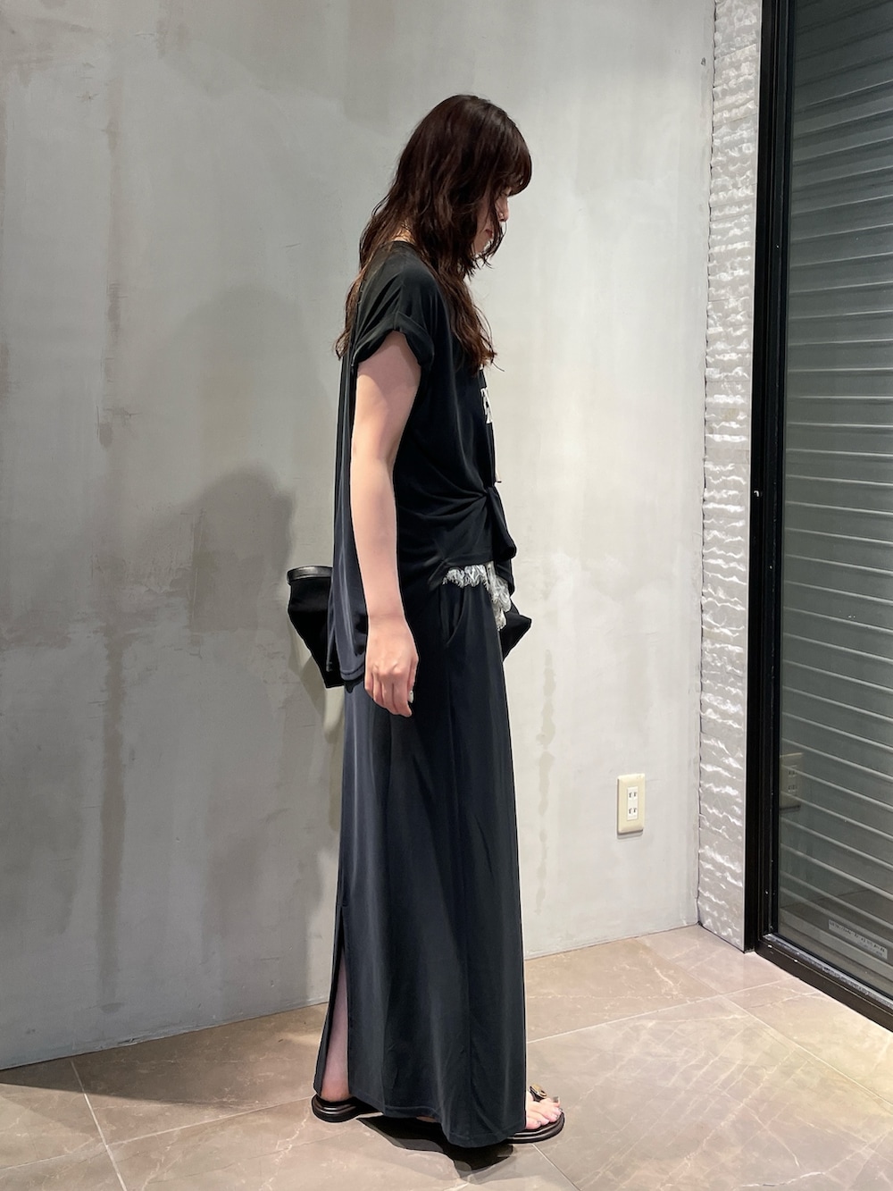 ブラック系のスカート、ホワイト系のシャツ/ブラウス、ブラック系のTシャツ/カットソーを着用したレディースの夏コーディネートの2枚目の写真
