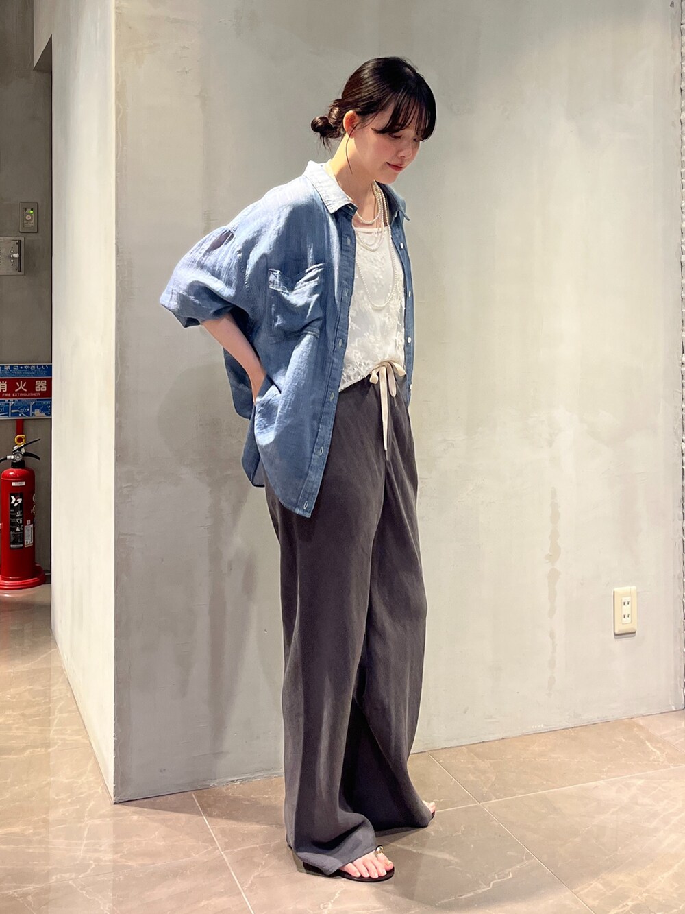 ブルー系のシャツ/ブラウス、グレー系のその他パンツ、ホワイト系のシャツ/ブラウスを着用したレディースの夏コーディネートの3枚目の写真