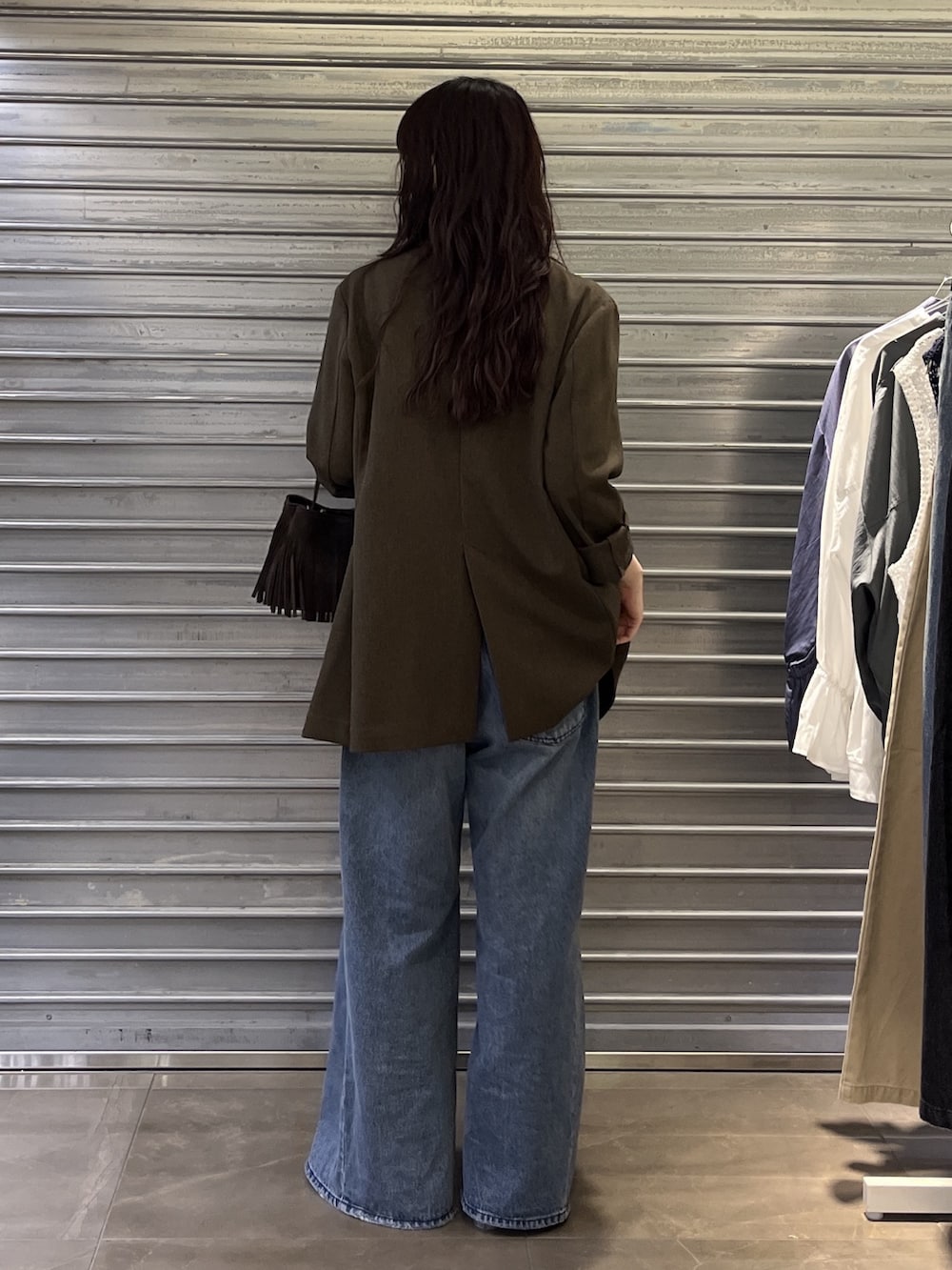 その他のその他シューズ、ブルー系のデニムパンツ、ブラウン系のテーラードジャケットを着用したレディースの秋コーディネートの2枚目の写真
