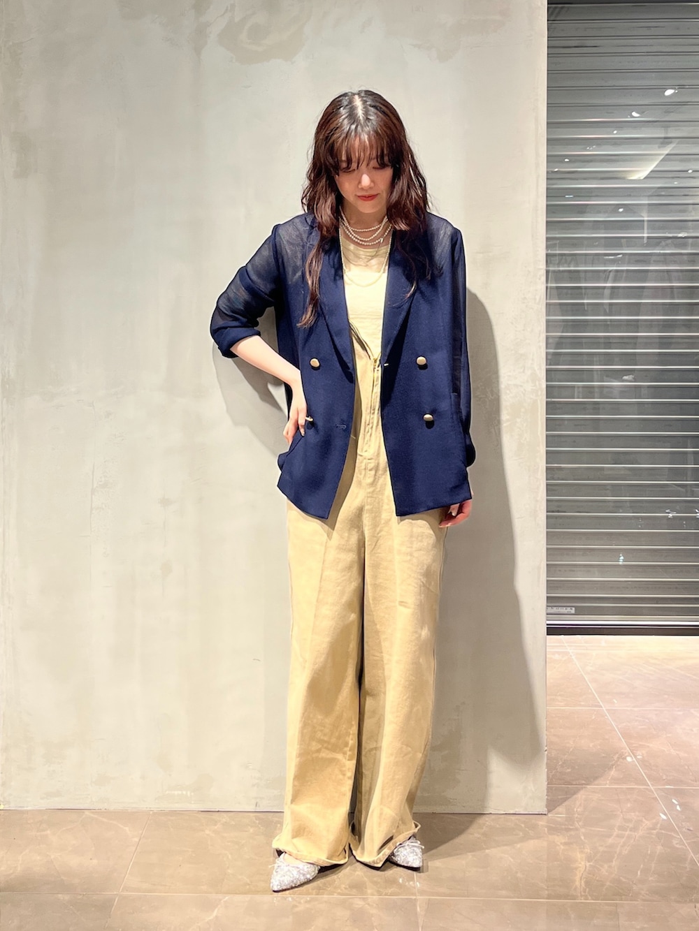 「ジャケット、春コーデ、休日スタイル、お出かけコーデ、オトナ女子、ラクチンコーデ、リラックススタイル、オトナカジュアル、大人カジュアル、シンプルコーデ、シンプル、春色、DouDou、サロペット、骨格ストレート」｜「DouDouのスパンコールポインテッドバレエ（バレエシューズ、シルバー系）」を使った、mikuさん（レディース・165cm）の春コーディネートの4枚目の写真