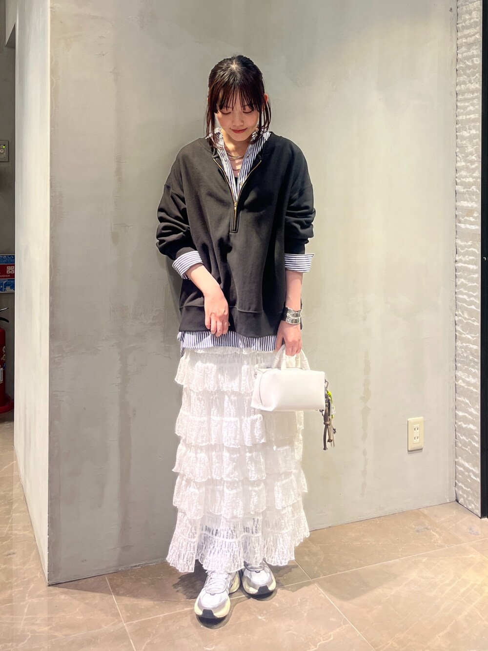 「今日のコーデ、大人コーデ、大人女子、おしゃれさんと繋がりたい、春服みてみて、ゆるコーデ、大人かわいい、着回しコーデ、ootd、スウェット、レイヤードスタイル、骨格ストレート、春色、DouDou、ストライプ」｜「DouDouのスクエアショルダー（ショルダーバッグ、ホワイト系）」を使った、mikuさん（レディース・165cm）の冬コーディネートの4枚目の写真