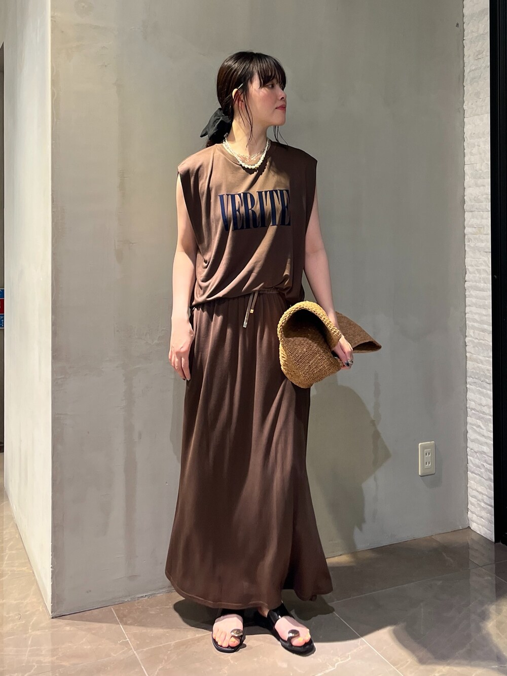 ブラウン系のスカート、ブラウン系のTシャツ/カットソーを着用したレディースの春コーディネートの4枚目の写真