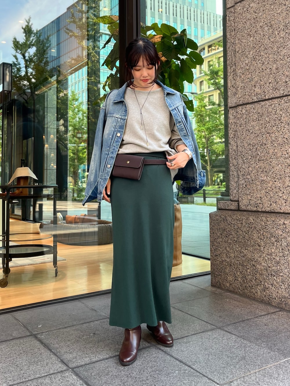 ブルー系のその他アウター、ブラウン系のショルダーバッグ、グリーン系のスカートを着用したレディースの秋コーディネートの5枚目の写真