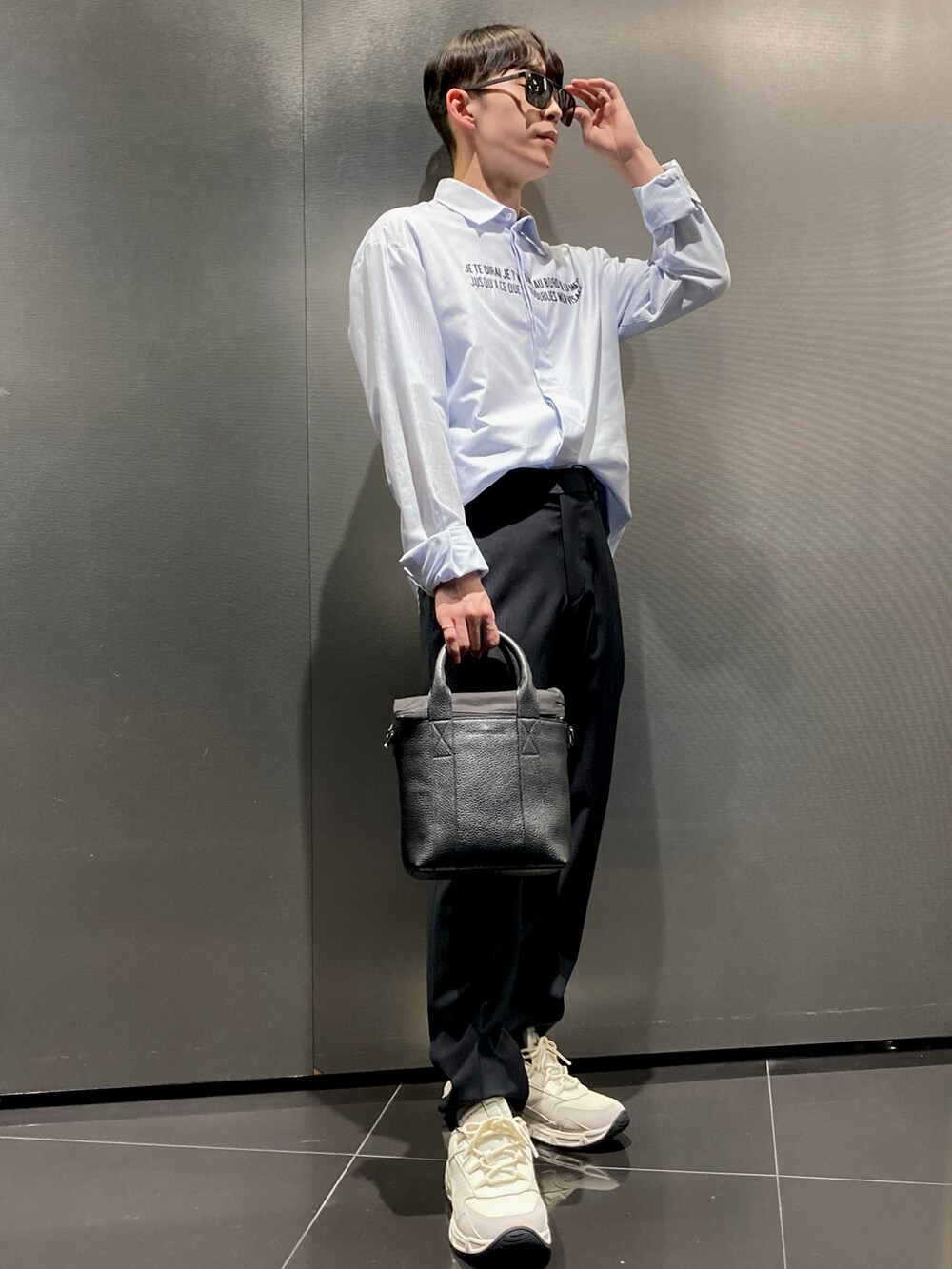 ホワイト系のスニーカー、ホワイト系のTシャツ/カットソー、ブルー系のシャツ/ブラウスを着用したメンズの春コーディネートの3枚目の写真