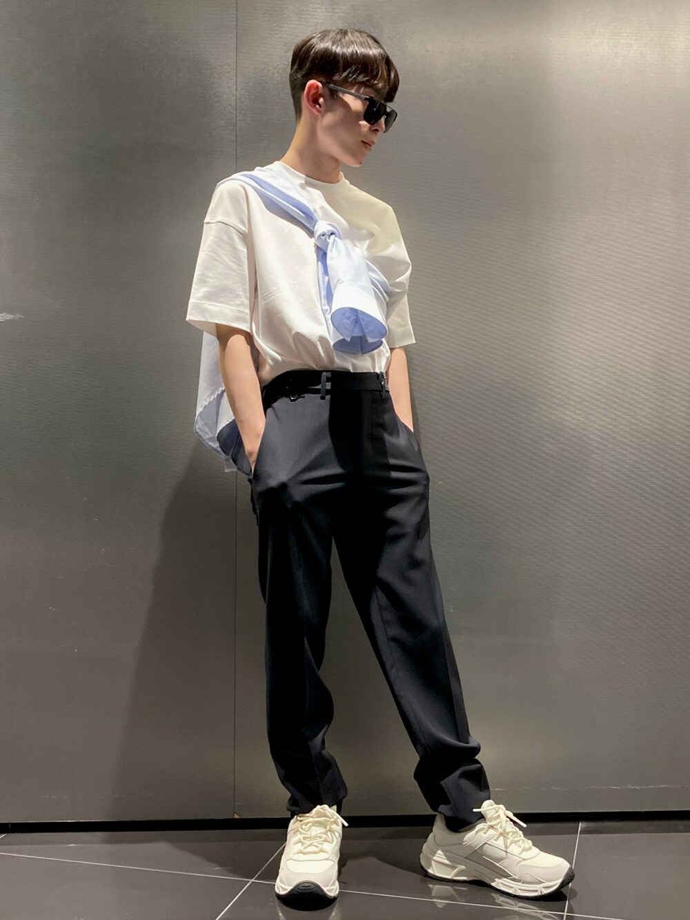 ホワイト系のスニーカー、ホワイト系のTシャツ/カットソー、ブルー系のシャツ/ブラウスを着用したメンズの春コーディネートの2枚目の写真