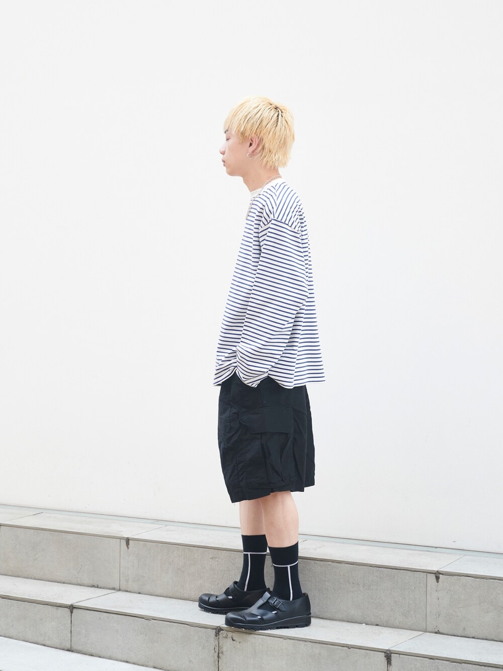 ホワイト系のTシャツ/カットソーを着用したメンズの夏コーディネートの2枚目の写真