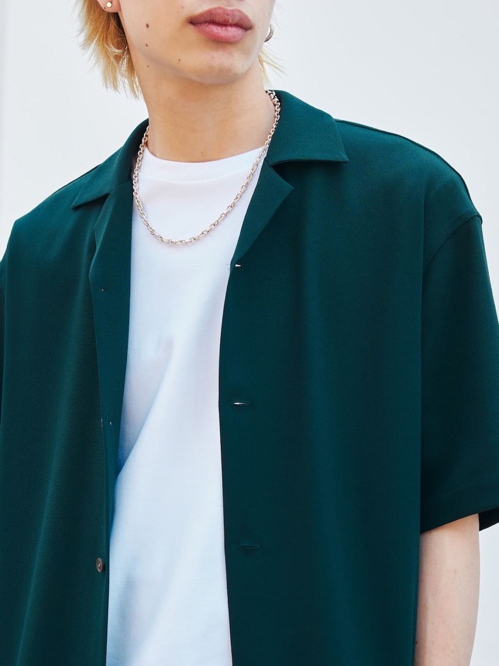 グリーン系のシャツ/ブラウス、ホワイト系のTシャツ/カットソーを着用したメンズの夏コーディネートの5枚目の写真