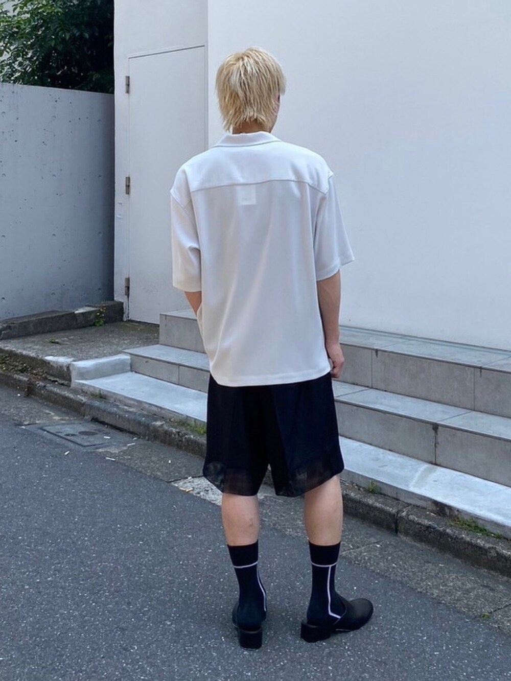 グレー系のシャツ/ブラウス、ブラック系のその他パンツを着用したメンズの春コーディネートの3枚目の写真