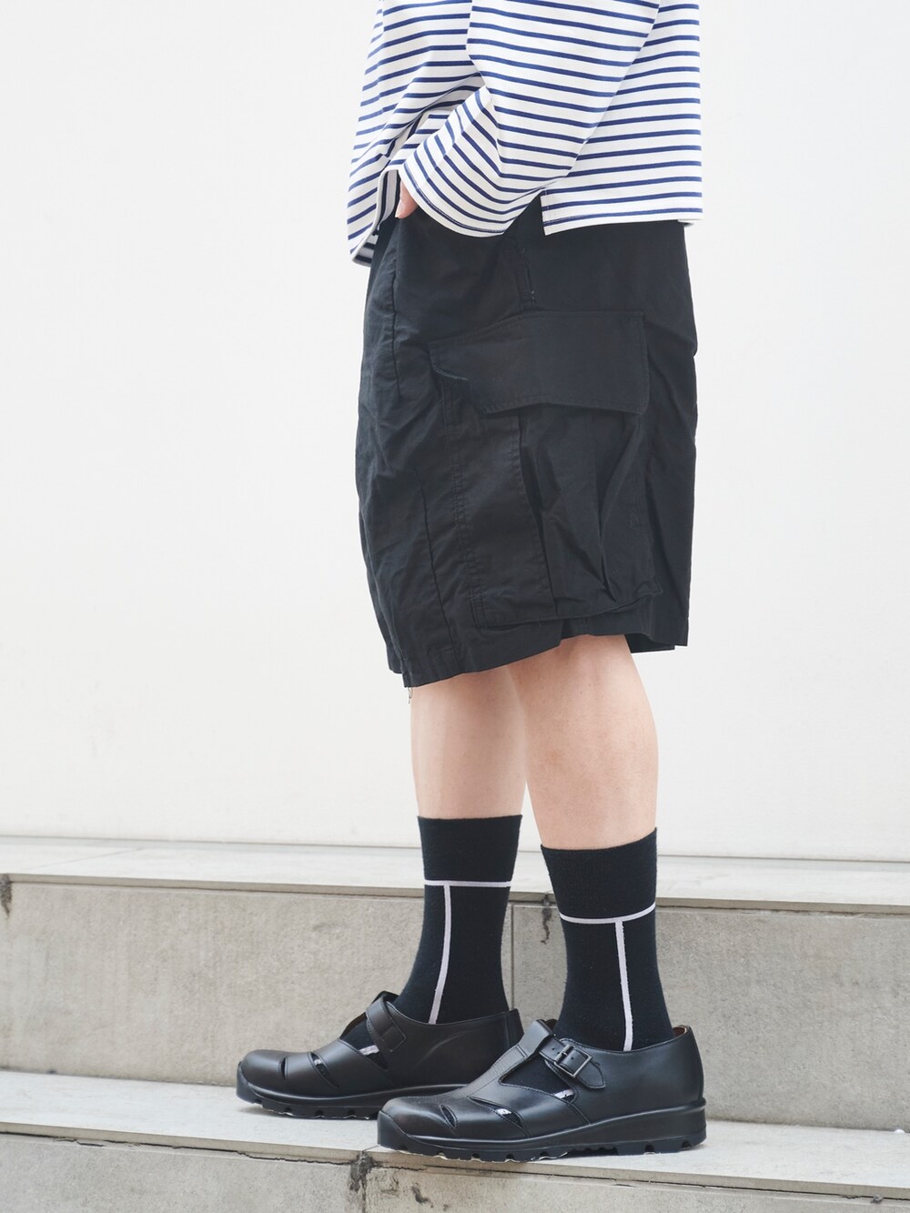 ホワイト系のTシャツ/カットソーを着用したメンズの夏コーディネートの6枚目の写真