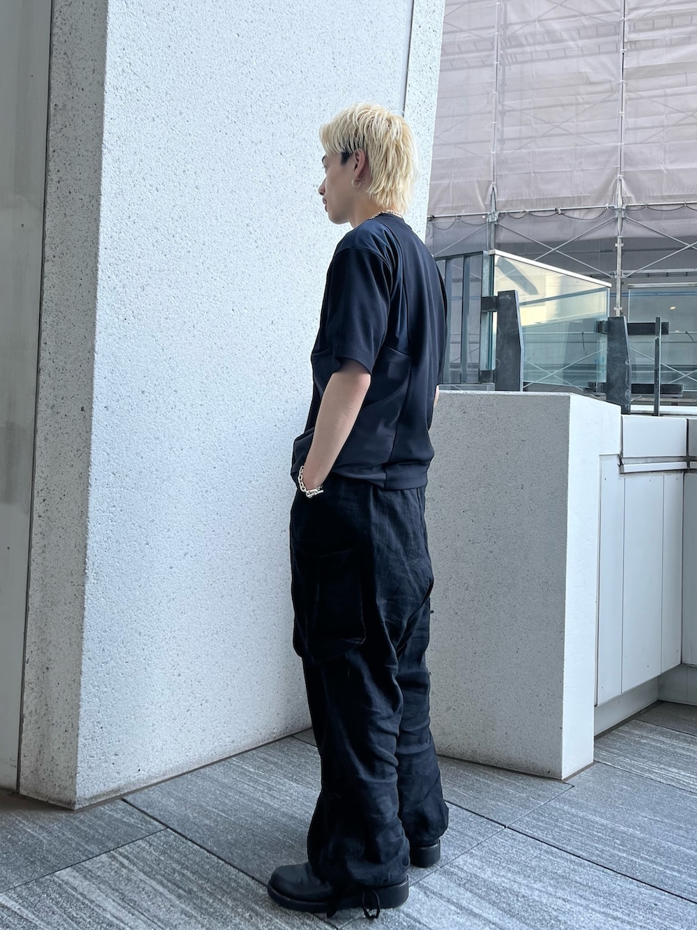 ブラック系のTシャツ/カットソーを着用したメンズの春コーディネートの2枚目の写真