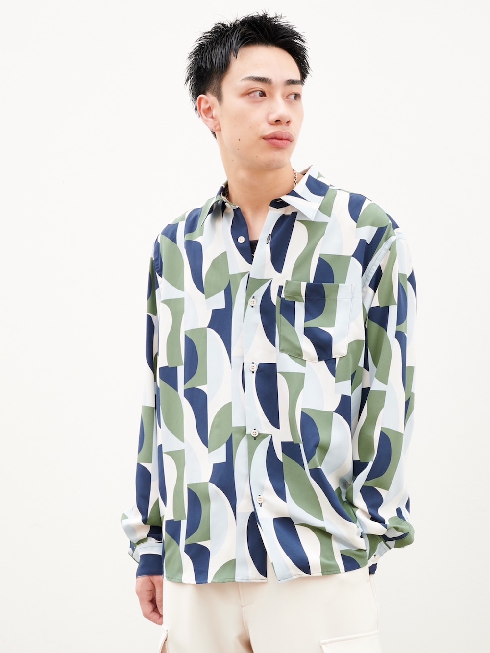 グリーン系のシャツ/ブラウス、ベージュ系のカーゴパンツを着用したメンズの秋コーディネートの4枚目の写真