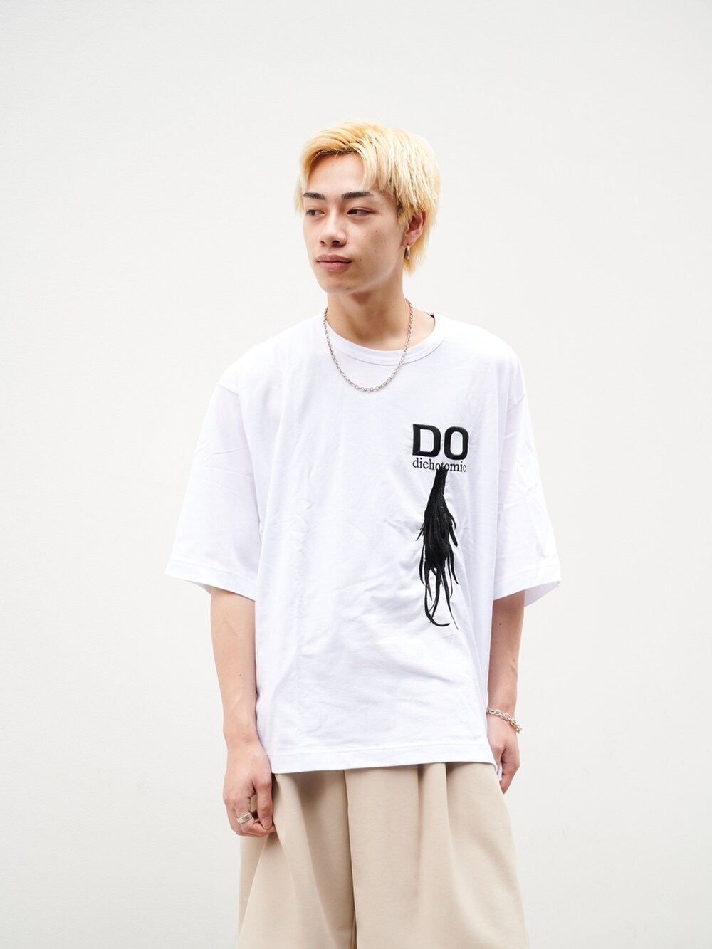 ブルー系のシャツ/ブラウスを着用したメンズの夏コーディネートの5枚目の写真