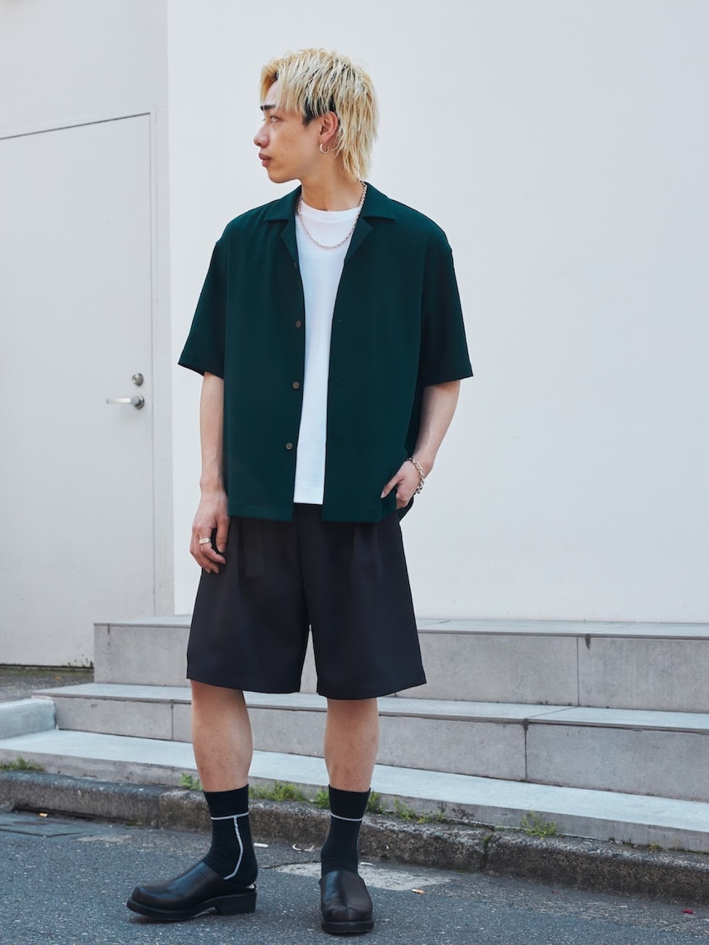 グリーン系のシャツ/ブラウス、ホワイト系のTシャツ/カットソーを着用したメンズの夏コーディネートの2枚目の写真