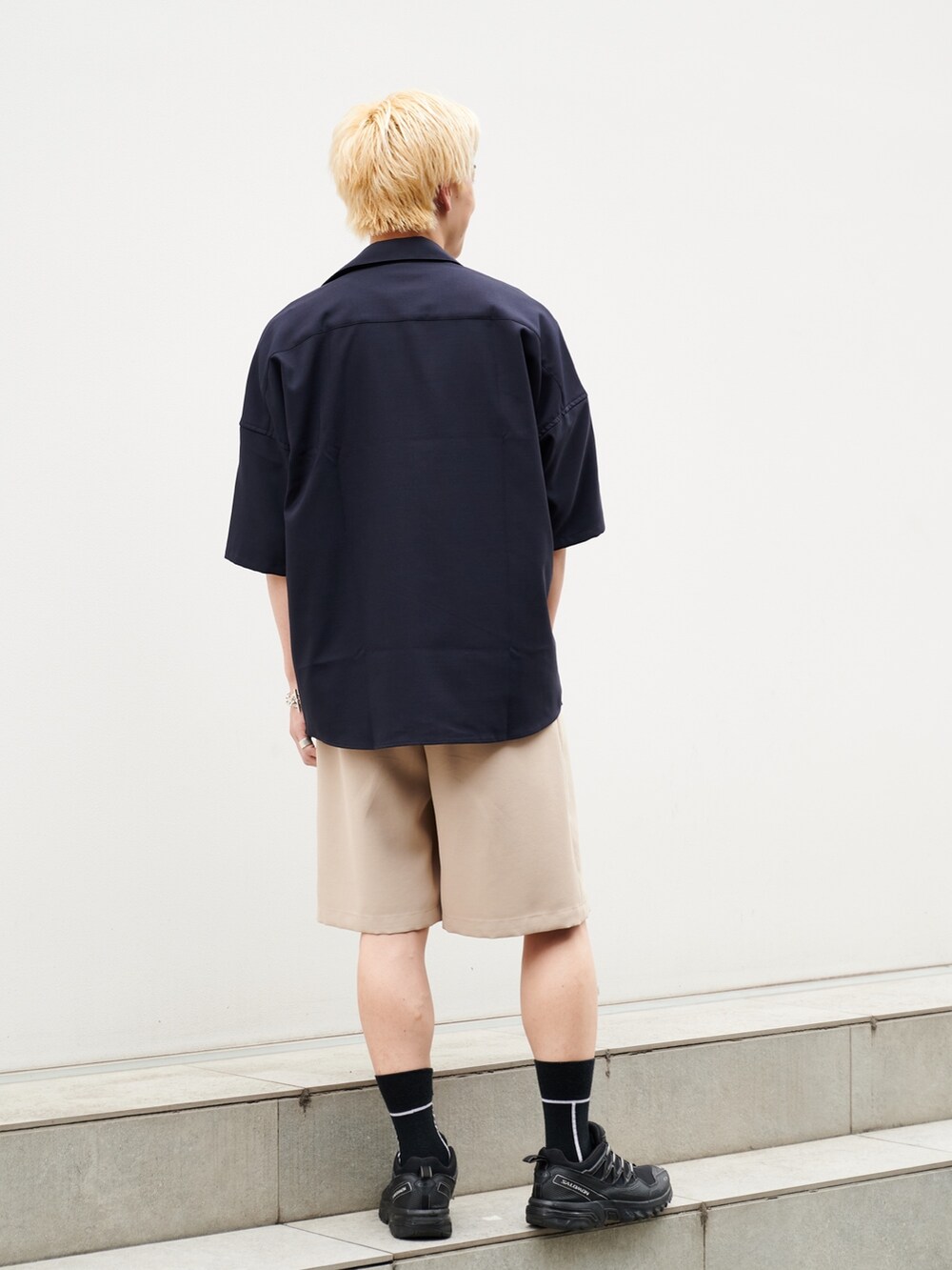 ブルー系のシャツ/ブラウスを着用したメンズの夏コーディネートの3枚目の写真