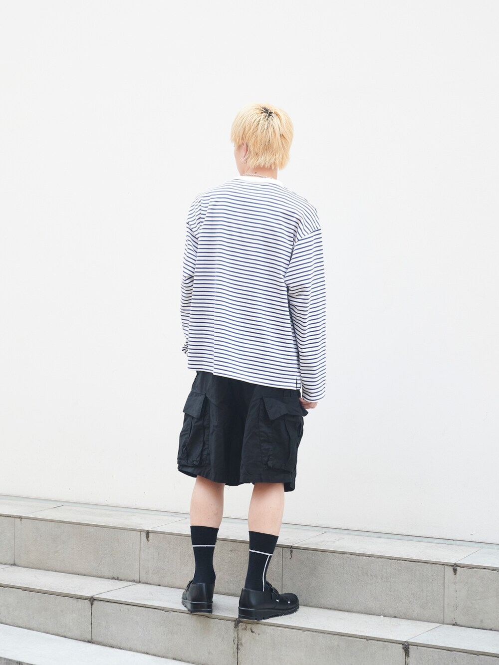 ホワイト系のTシャツ/カットソーを着用したメンズの夏コーディネートの3枚目の写真