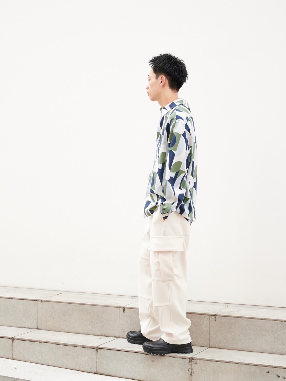 グリーン系のシャツ/ブラウス、ベージュ系のカーゴパンツを着用したメンズの秋コーディネートの2枚目の写真