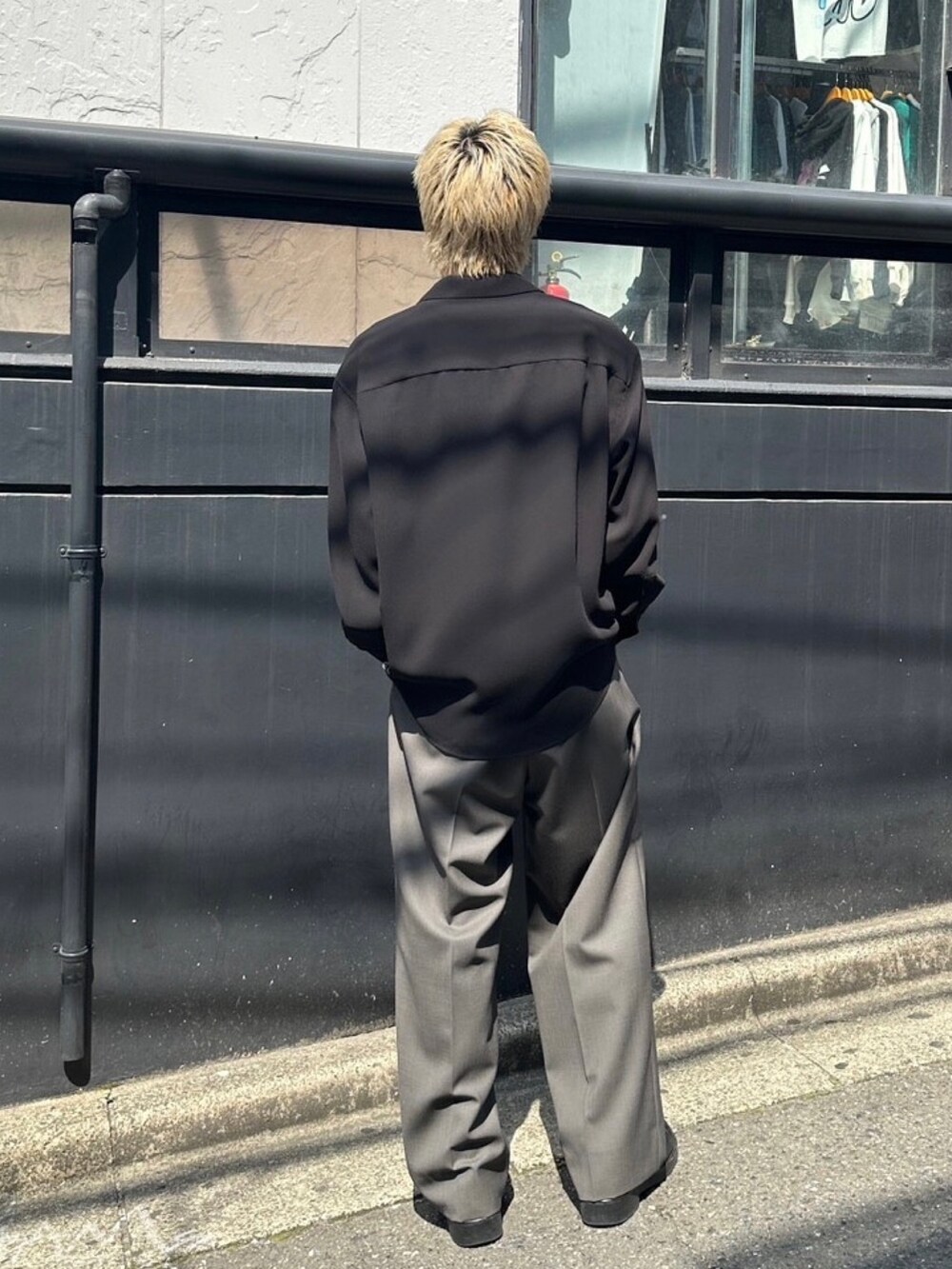 ブラック系のシャツ/ブラウスを着用したメンズの春コーディネートの3枚目の写真