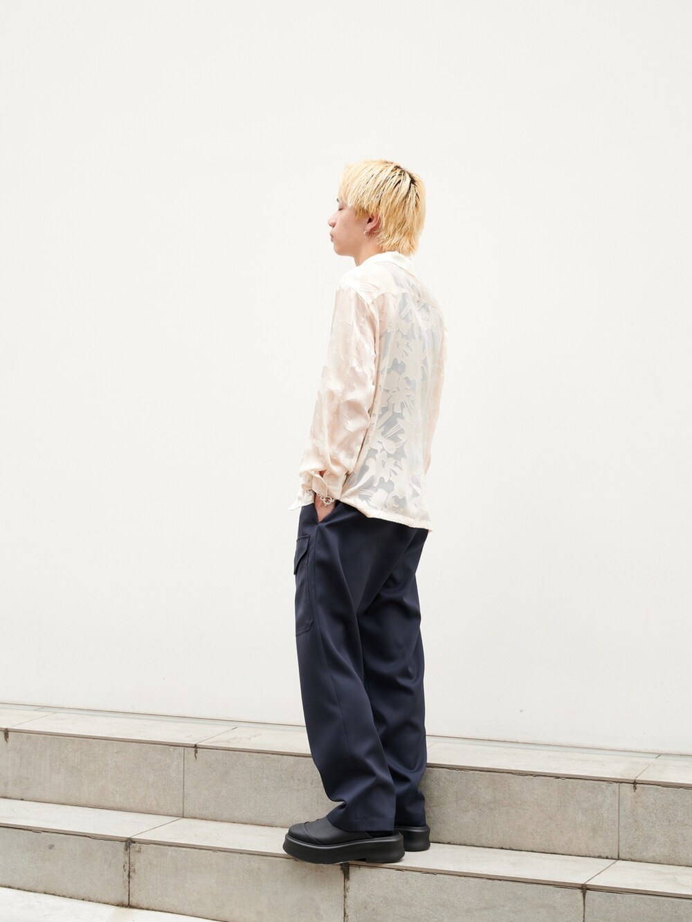 ベージュ系のシャツ/ブラウスを着用したメンズの夏コーディネートの2枚目の写真