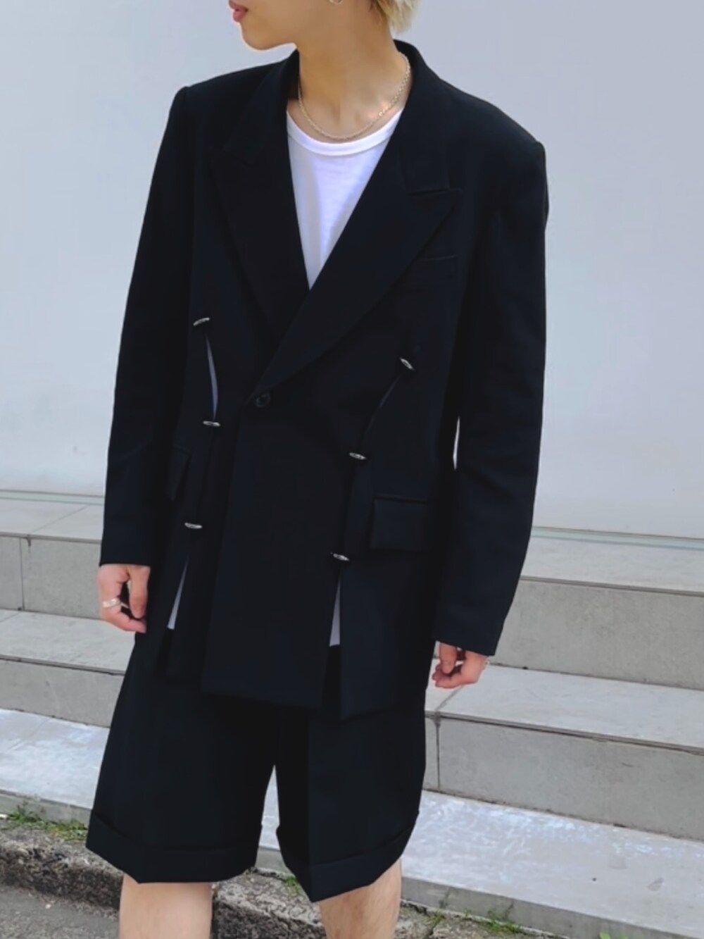 ブラック系のその他アウター、ブラック系のその他パンツを着用したメンズの春コーディネートの4枚目の写真