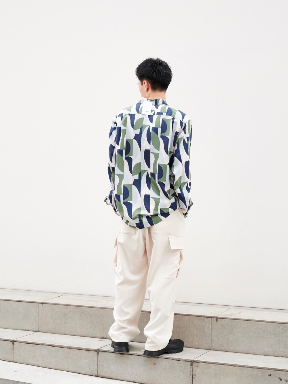 グリーン系のシャツ/ブラウス、ベージュ系のカーゴパンツを着用したメンズの秋コーディネートの3枚目の写真