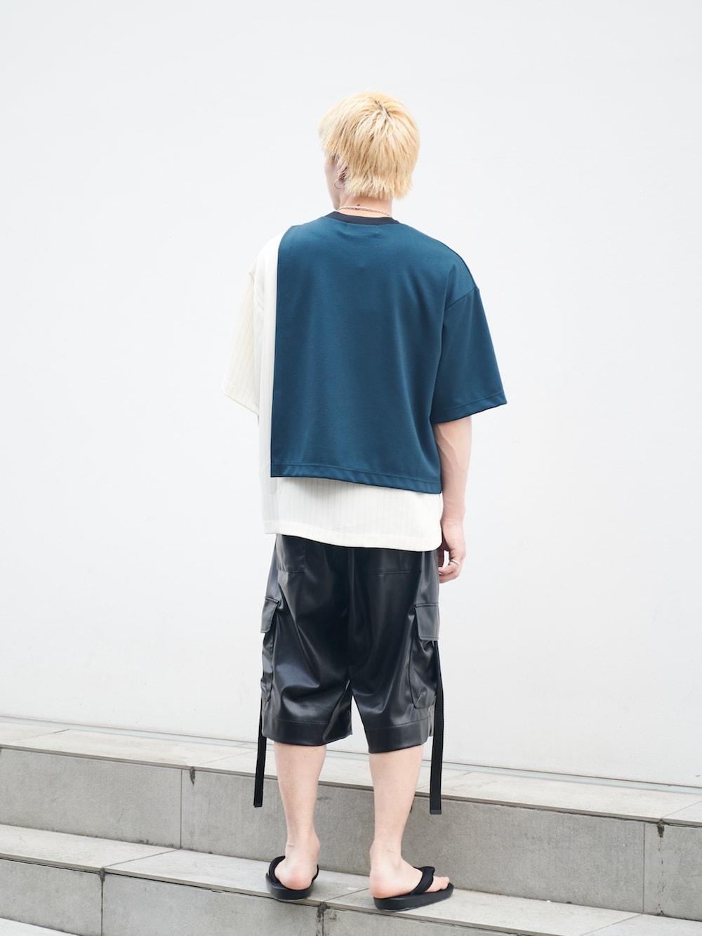 「STUDIOUS、サンダル、CULLNI、きれいめカジュアル」｜「CULLNIのSTUDIOUS別注 LAYERED TEE（Tシャツ/カットソー、グリーン系）」を使った、タツーキさん（メンズ・169cm）の夏コーディネートの3枚目の写真