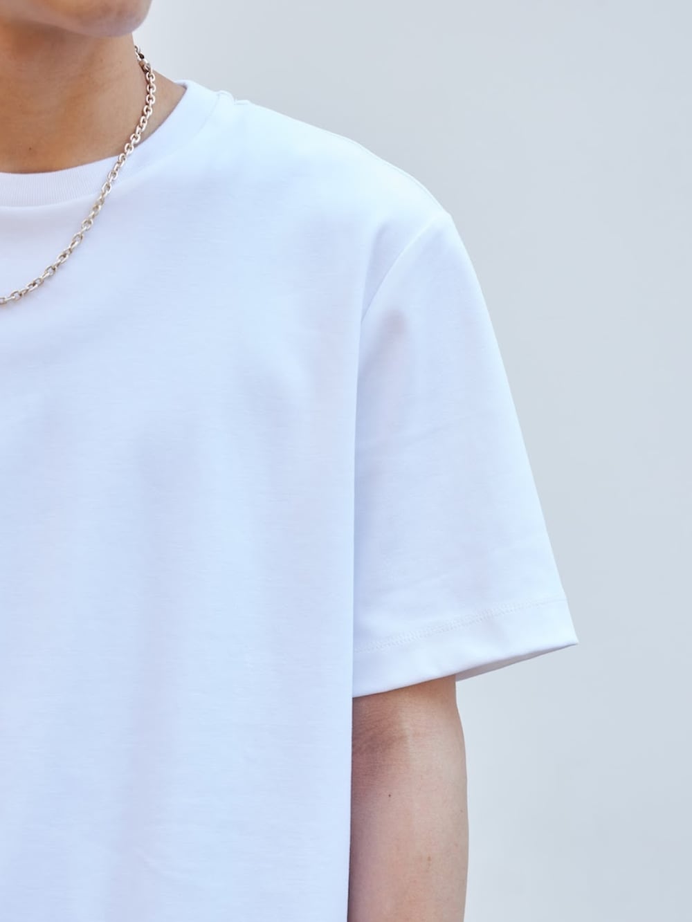 グリーン系のシャツ/ブラウス、ホワイト系のTシャツ/カットソーを着用したメンズの夏コーディネートの8枚目の写真