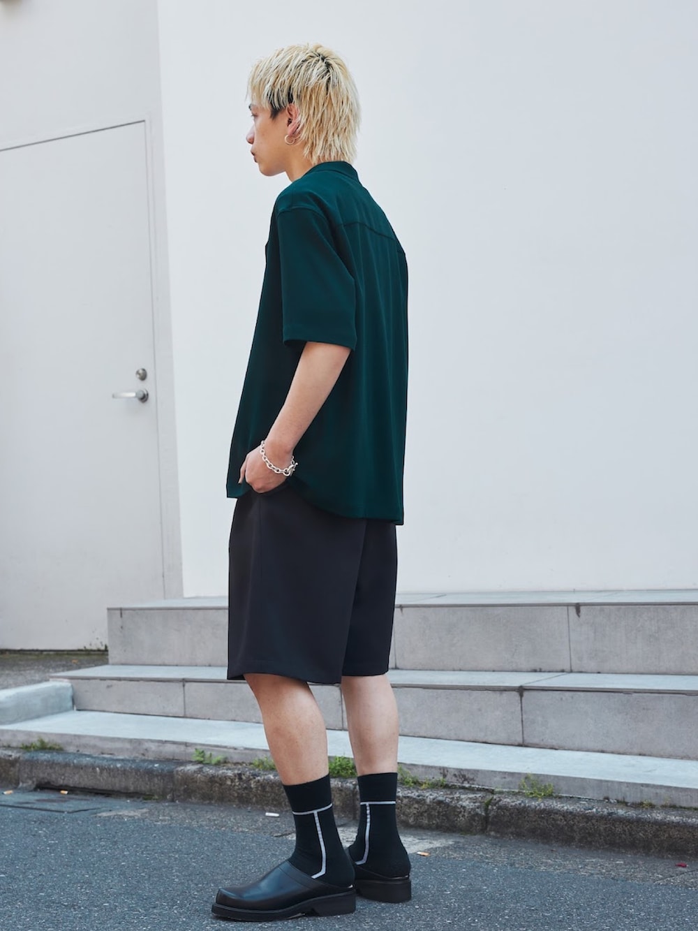 グリーン系のシャツ/ブラウス、ホワイト系のTシャツ/カットソーを着用したメンズの夏コーディネートの3枚目の写真