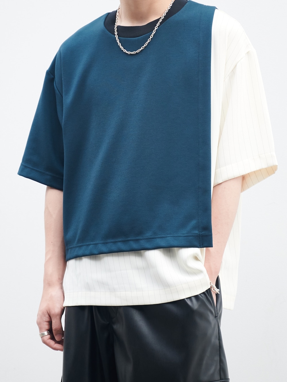 「STUDIOUS、サンダル、CULLNI、きれいめカジュアル」｜「CULLNIのSTUDIOUS別注 LAYERED TEE（Tシャツ/カットソー、グリーン系）」を使った、タツーキさん（メンズ・169cm）の夏コーディネートの4枚目の写真