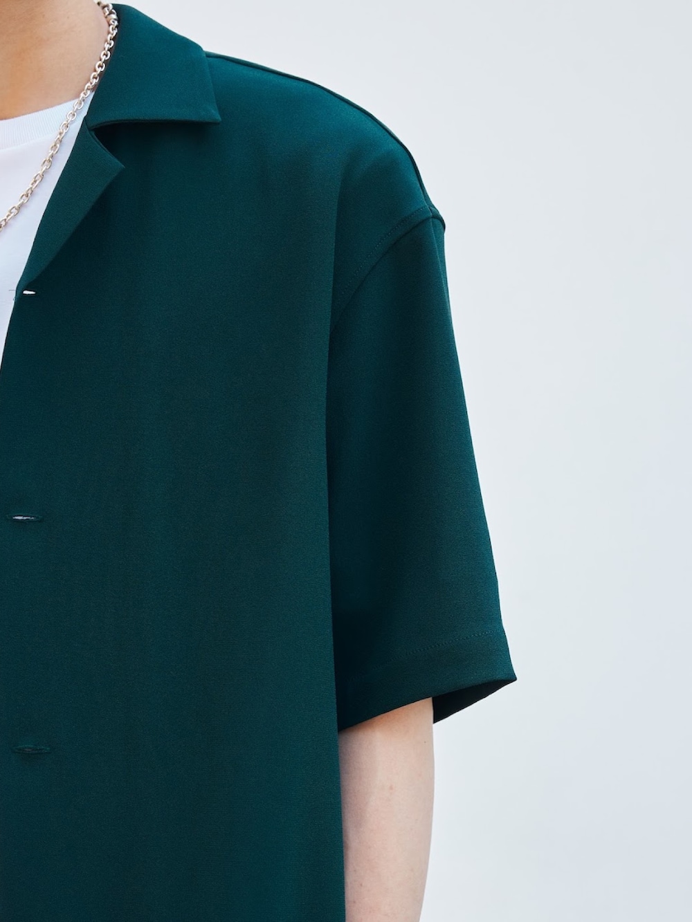 グリーン系のシャツ/ブラウス、ホワイト系のTシャツ/カットソーを着用したメンズの夏コーディネートの6枚目の写真