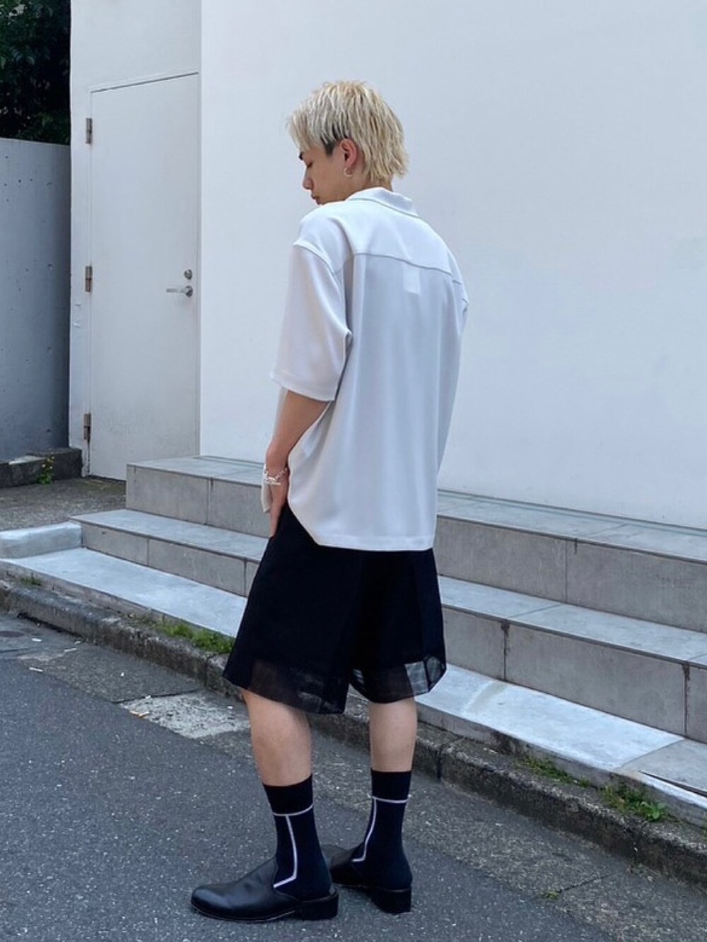 グレー系のシャツ/ブラウス、ブラック系のその他パンツを着用したメンズの春コーディネートの2枚目の写真