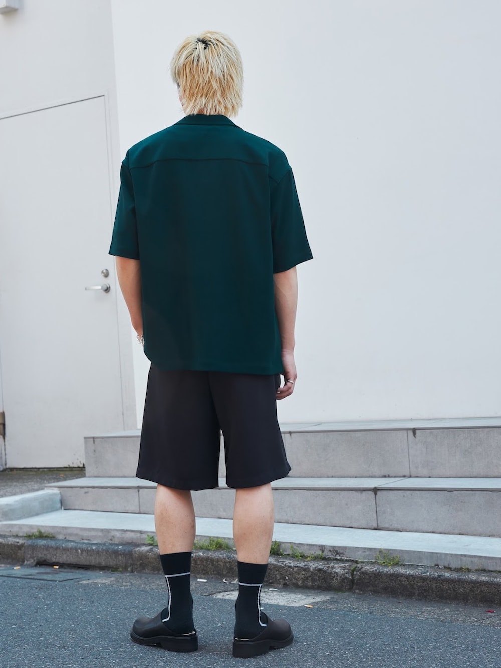 グリーン系のシャツ/ブラウス、ホワイト系のTシャツ/カットソーを着用したメンズの夏コーディネートの4枚目の写真