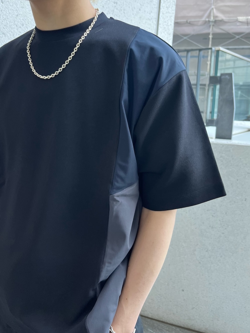 ブラック系のTシャツ/カットソーを着用したメンズの春コーディネートの4枚目の写真