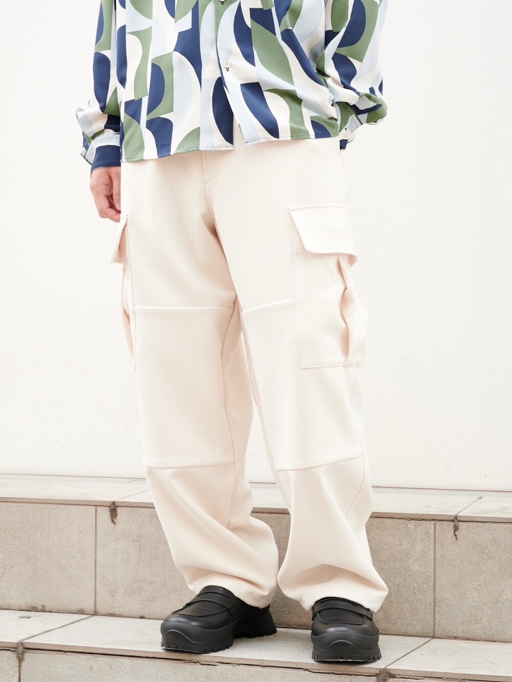 グリーン系のシャツ/ブラウス、ベージュ系のカーゴパンツを着用したメンズの秋コーディネートの5枚目の写真